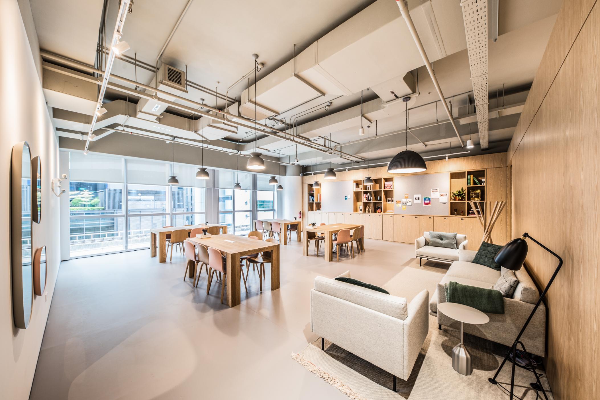 plq-coworking-lounge-area-wooden-interior