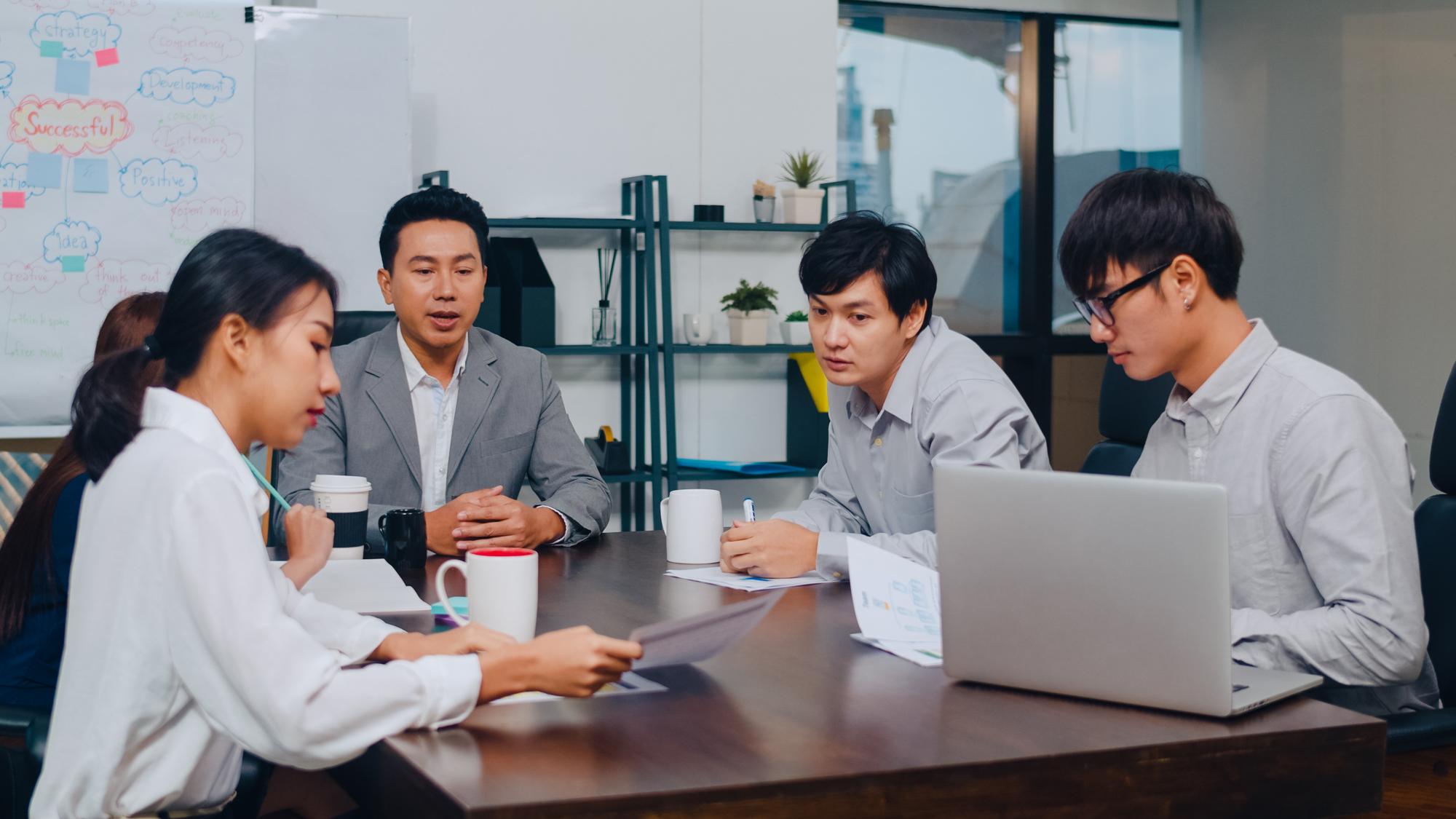 asia-businessmen-and-businesswomen-meeting