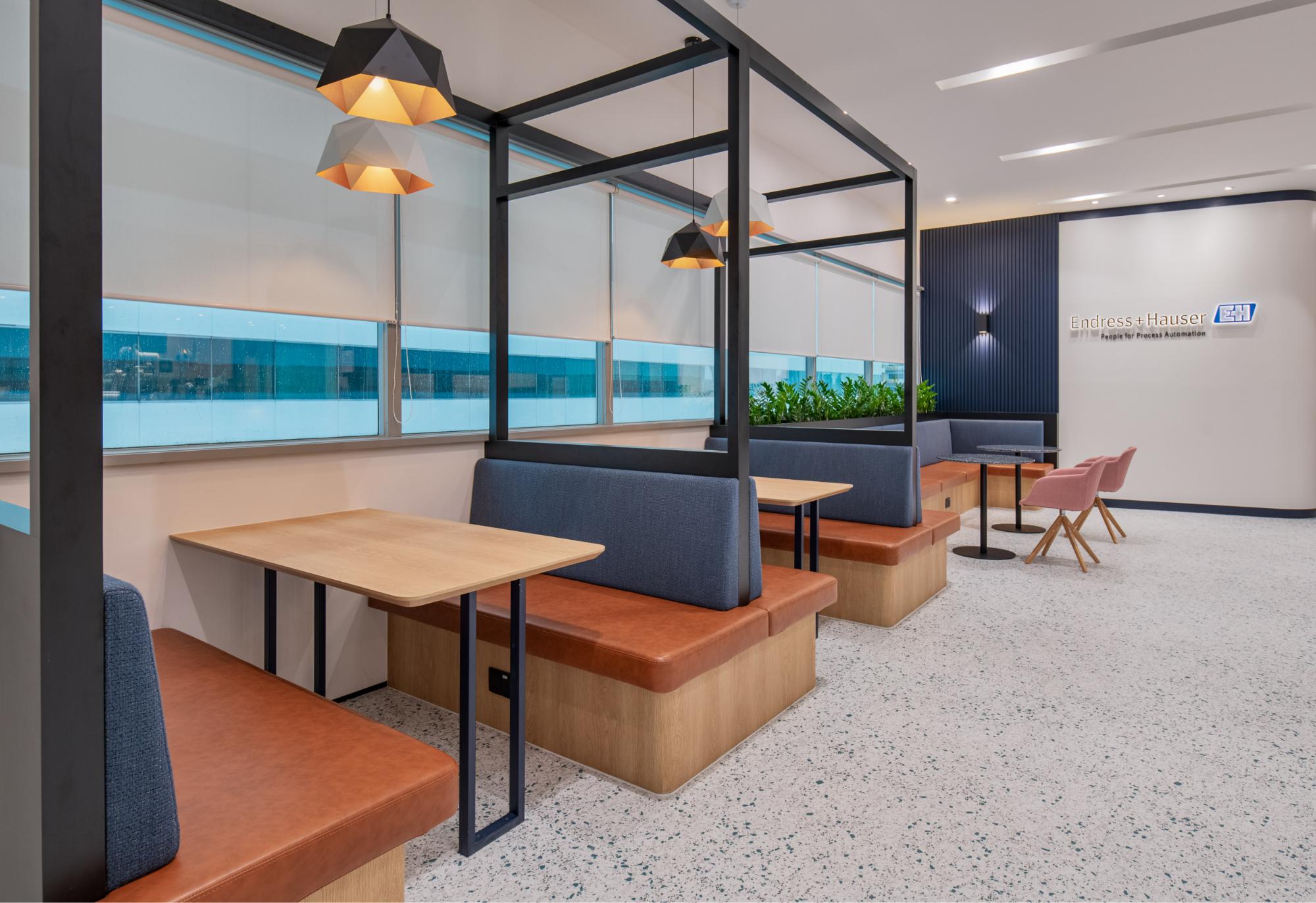 booth-seating-with-frame-structure-endress-hauser