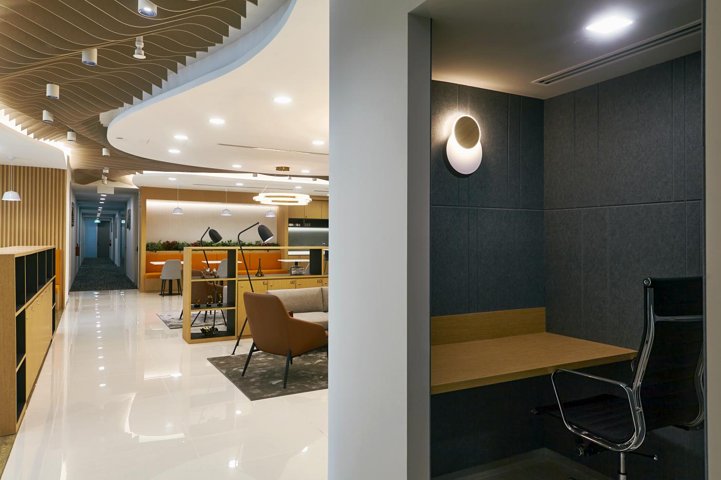 cozy-meeting-booth-with-private-room