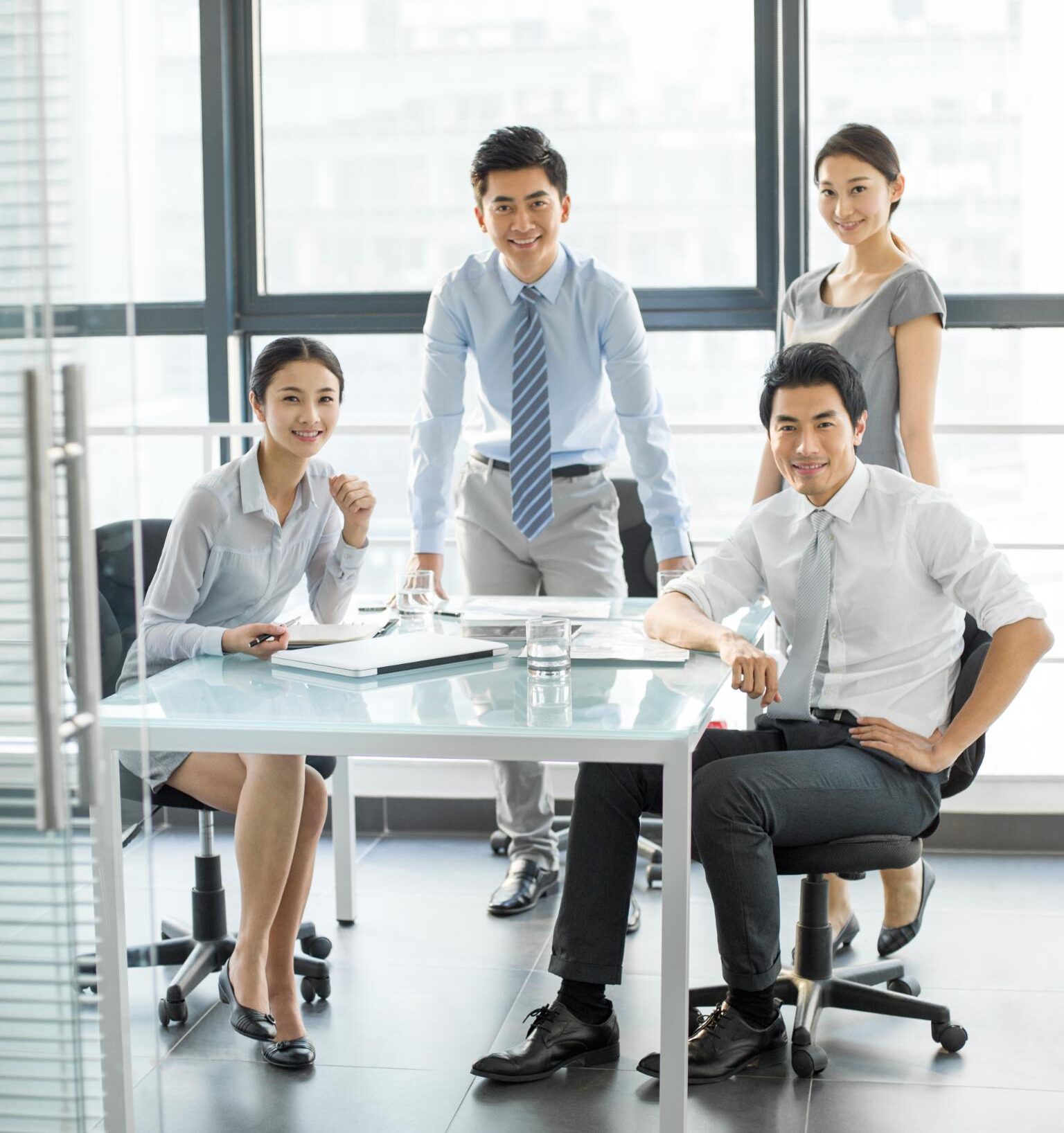 portrait-of-young-business-people