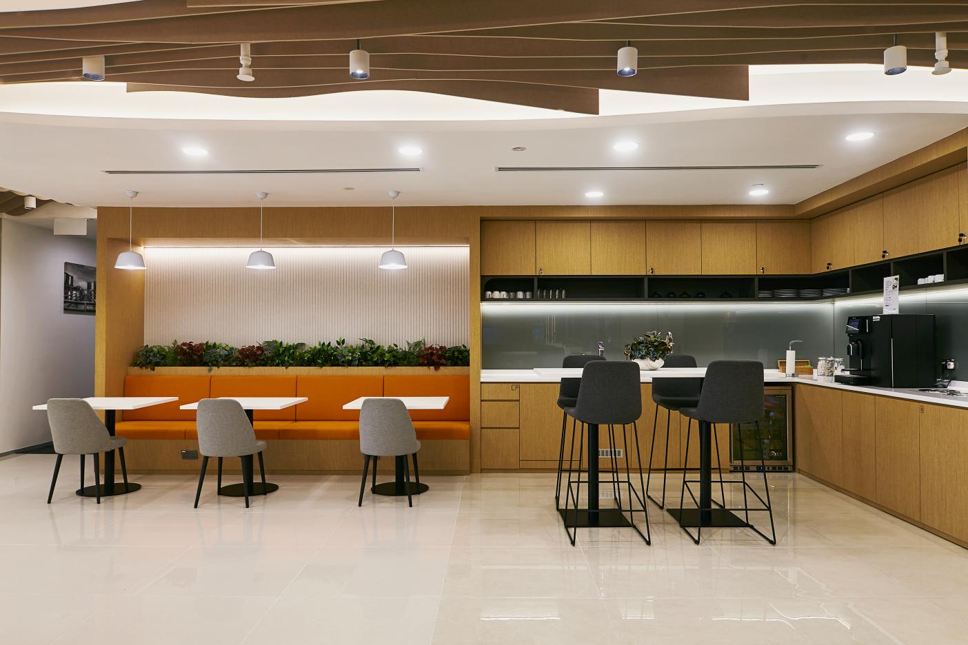 shared-office-pantry-seating-area